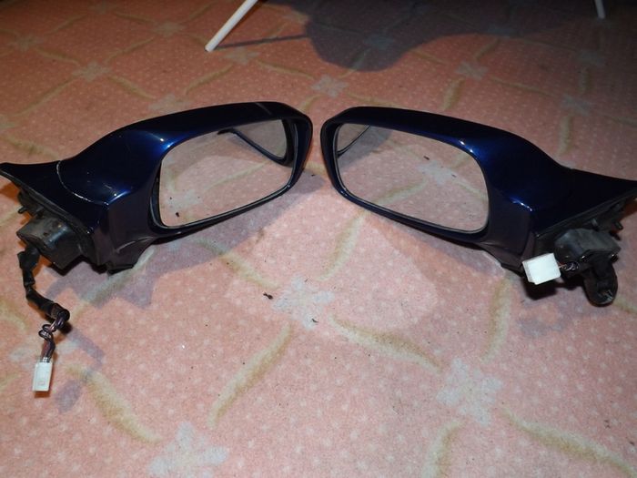 1 x Pair of Celica gen 7 electric mirrors/ Spectra Blue. (Non electric folding)