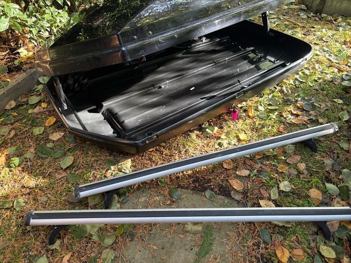 Halfords Exodus 470L Roof Box - Black with Thule Foot Pack and Holfords (A120) Aero Bars. Includes fitting kit.