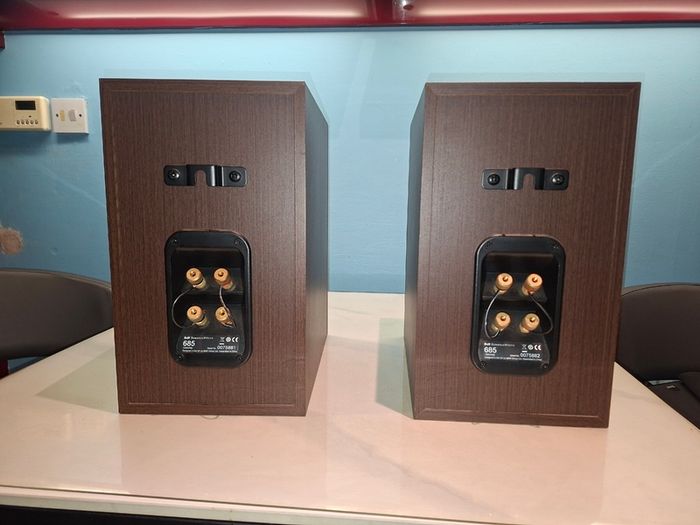 B & W 685 S1 speakers