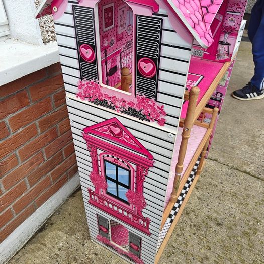 Free Barbie House - Please Read