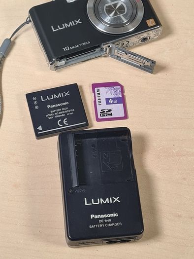 PANASONIC LUMIX FX35 digital camera 10.1MP megapixels boxed with battery charger memory card and case