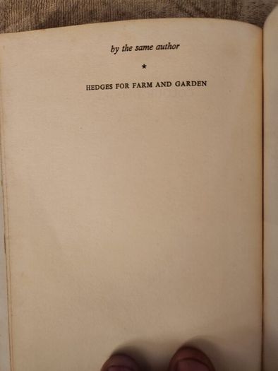 Colour Hedges. By J.l. Beddal.n.d.h. Published By The Gardening  Book Club London. First Editions  1953. Hardback In Good Condition. 36.