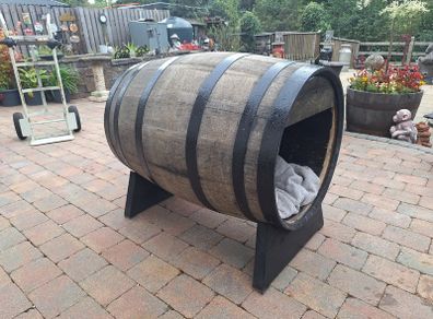 Oak barrel dog kennel