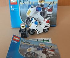 LEGO City 7235 Police Motorcycle. Used and discontinued set from 2005 in good condition.