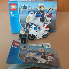 LEGO City 7235 Police Motorcycle. Used and discontinued set from 2005 in good condition.