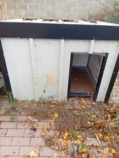 XL Dog kennel, insulated