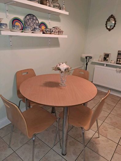 Lovely Kitchen table and 4 matching chairs