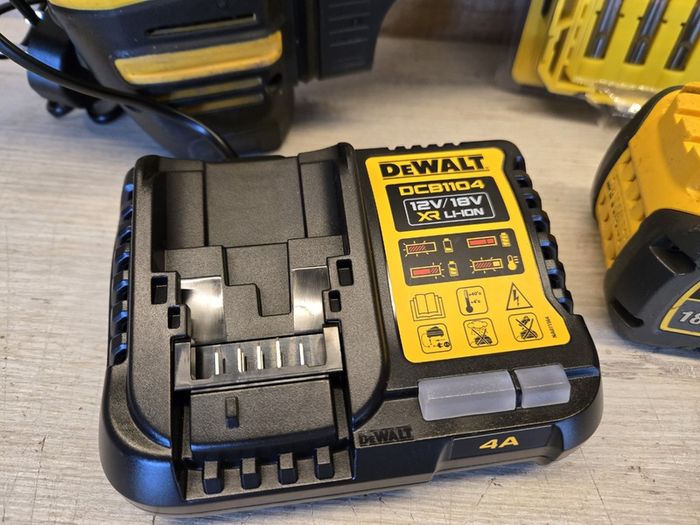 Dewalt DCH333 + Battery + Charger + Bits Set