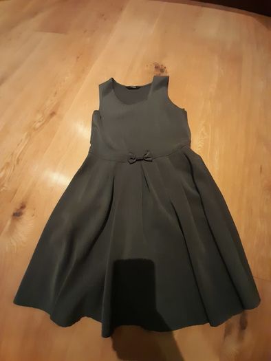 Girls grey pinafore Age 6-7