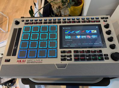 AKAI Professional MPC Live III Retro