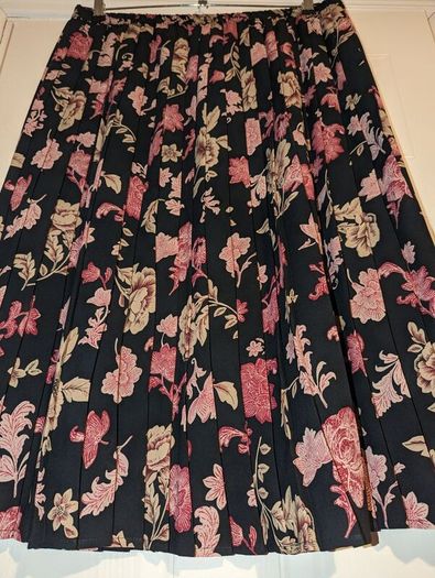 Perfect for Summer. stunning floral pleated midi skirt from Eastex