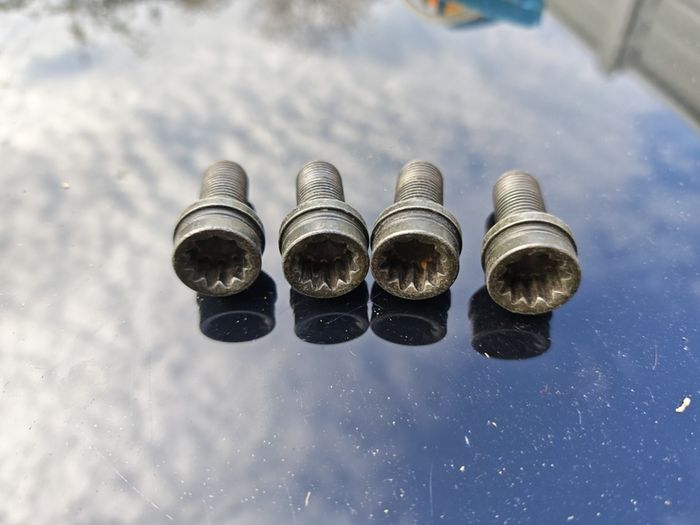 Locking wheel nuts