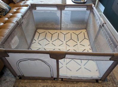 Foldable playpen for baby and toddler