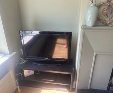 32" toshiba tv with mahogany stand