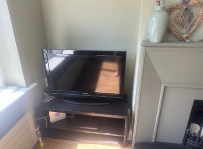 32" toshiba tv with mahogany stand