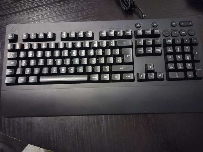 Logitech G213