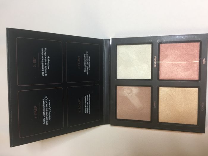 Huda Beauty 3D Highlighter palette