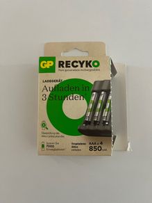 GP battery charger recyko with batteries