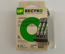 GP battery charger recyko with batteries