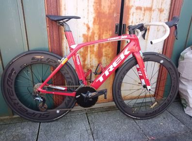 Trek Madone SL6 rim brake in vibrant red (not incl. wheels in pic).