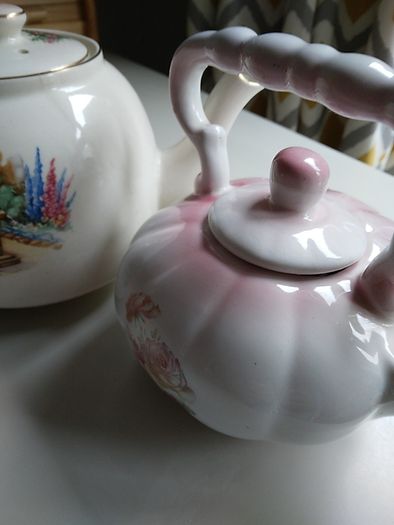2 teapots