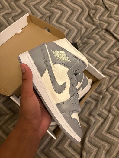 Jordan 1 Mid "Stealth"