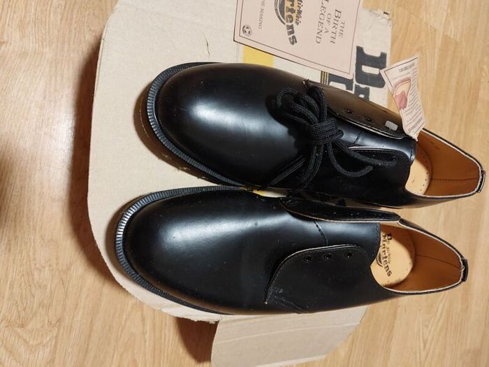 Adult shoes. DR Martens. SIZE 10