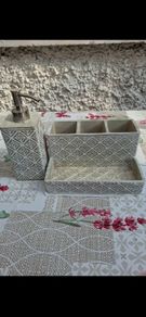 Bathroom accessory set