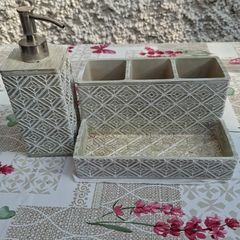 Bathroom accessory set