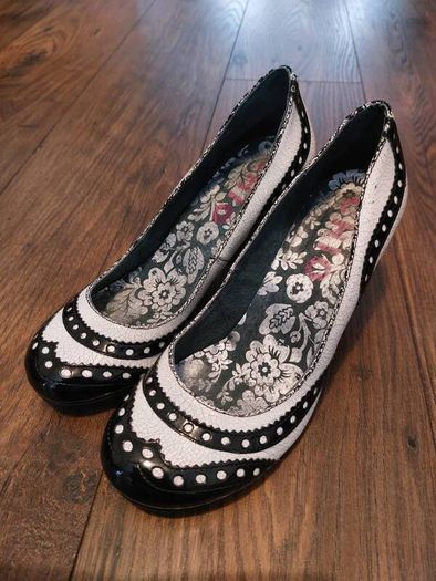 Black and White- leather- uk7