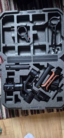 DJI Ronin-S 3-Axis Gimbal Kit + SmallRig Handle + Case - EUR 200