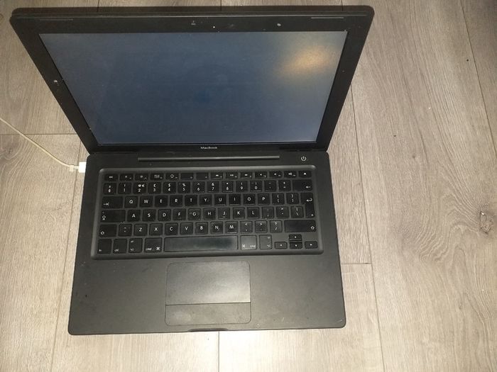 Black Apple MacBook -