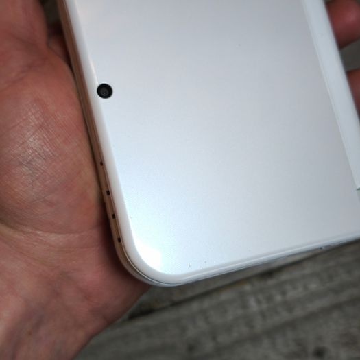 New Nintendo 3ds xl pearl white 64gb sd card hshop 1000s free games