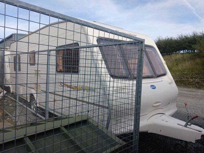2005 bailey senator caravan fixed bed