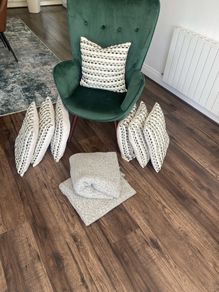 Accent chair / cushions & throws