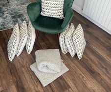 Accent chair / cushions & throws