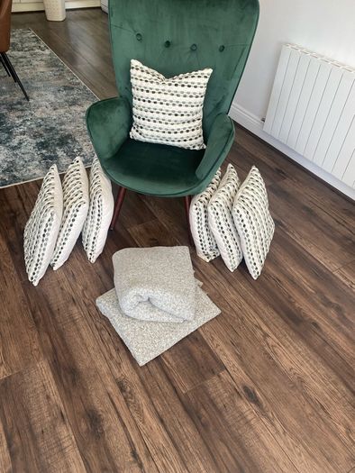 Accent chair / cushions & throws