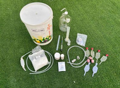 Home brewing/fermenting kit and accessories