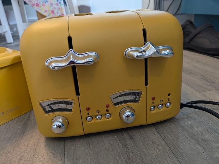 Mustard yellow 4 slice toaster and bread bin