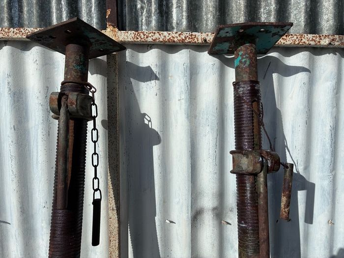 2 Heavy Duty Acrow props
