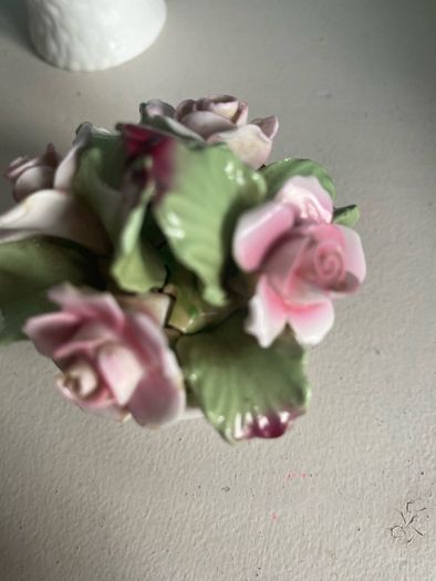 Trip of porcelain posies