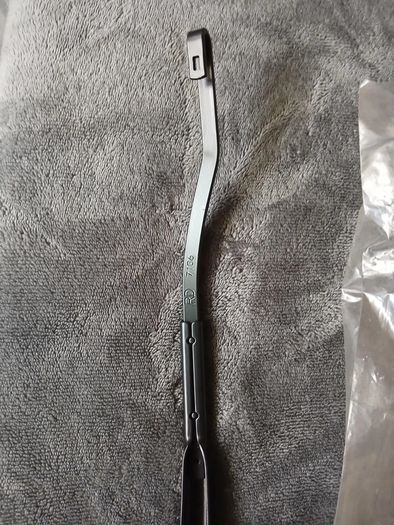 Genuine Toyota Yaris 05-11 (arm, Front Wiper, Rh) Part 85211-0d060