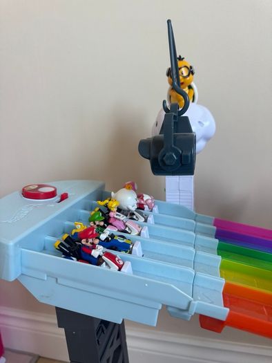 Hot Wheels Mario Kart Rainbow Road Raceway Set