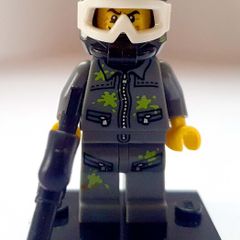 Lego CMF COL10-9: Paintball Player (2013) 100% Complete