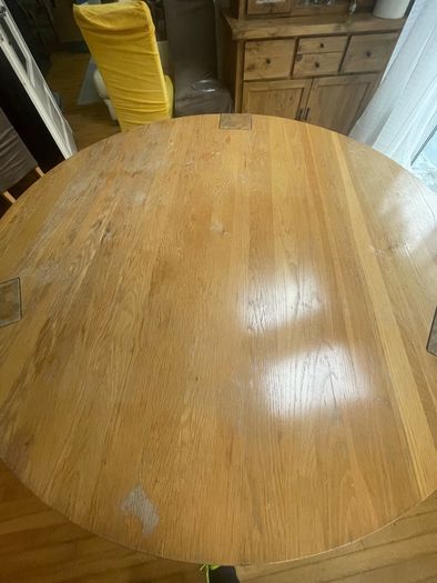 Round dining table