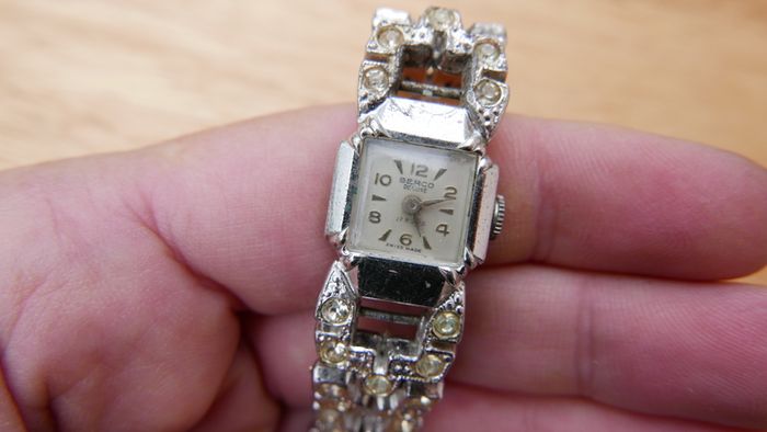 Vintage 1940's Ladies Berco De Luxe 17 rubis cocktail Manual Wind Up watch Swiss made (works well)