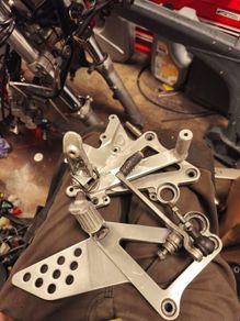 Suzuki rgv 250 footrest