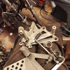 Suzuki rgv 250 footrest