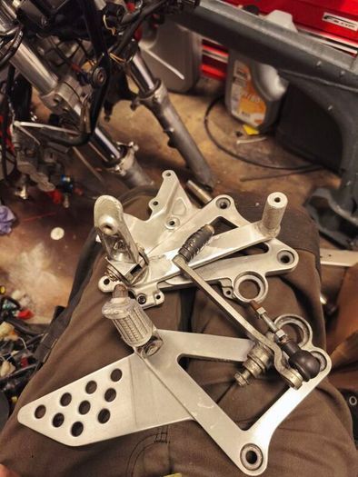 Suzuki rgv 250 footrest