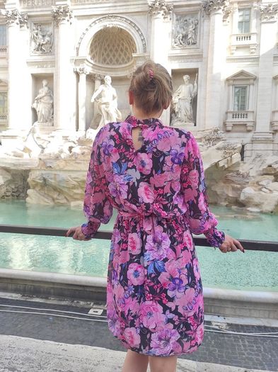 Dress with frills and a tie